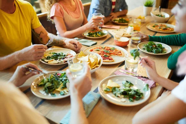 Mains Jeunes Assis Autour Table Servie Pendant Dîner Dégustant Salade — Photo