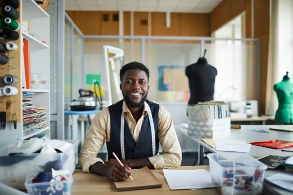 Jovem Designer Moda Alegre Sentado Mesa Sua Oficina Fazendo Novos — Fotografia de Stock