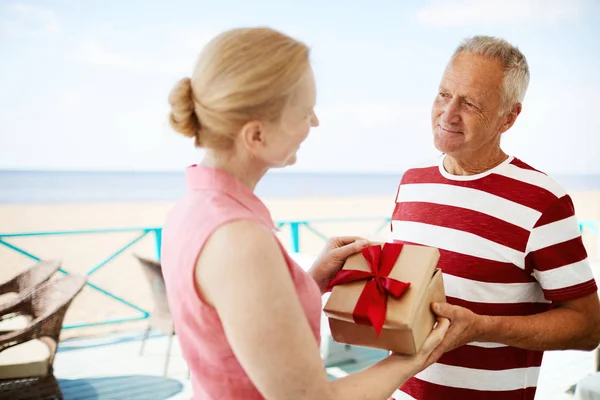 Mujer Madura Abriendo Caja Regalo Marido Mientras Mira Dice Gracias — Foto de Stock