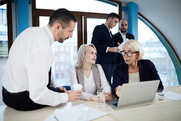 Reife Blonde Analytikerin Zeigt Auf Laptop Display Und Stellt Frage — Stockfoto