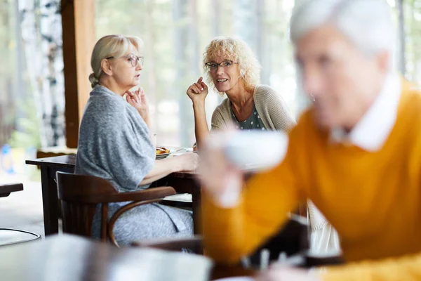 Contenu Attrayant Mature Dames Vêtements Décontractés Assis Table Bavardage Sur — Photo