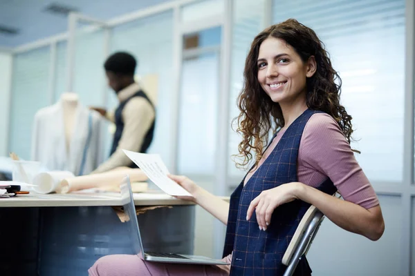 Alegre Emocionado Hermosa Modista Femenina Con Portátil Las Rodillas Sentado — Foto de Stock