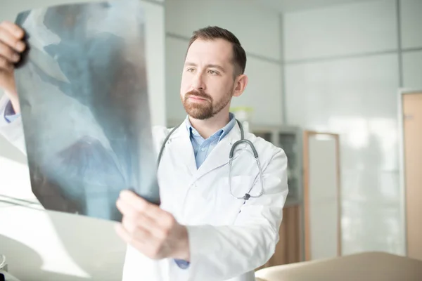 Jovem Radiologista Uniforme Olhando Para Imagem Raios Antes Fazer Diagnóstico — Fotografia de Stock
