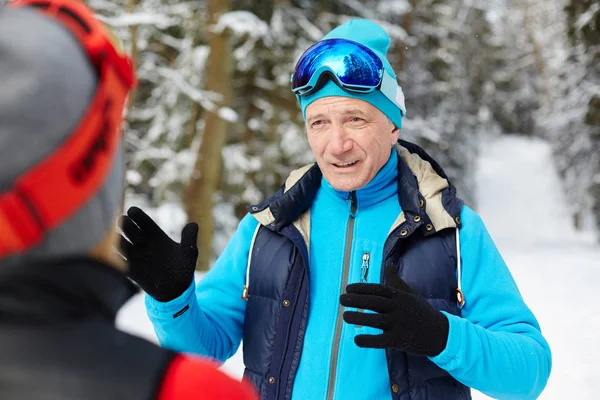 Aktiv Senior Mannen Skidåkning Sportkläder Förklara Något För Hans Fru — Stockfoto