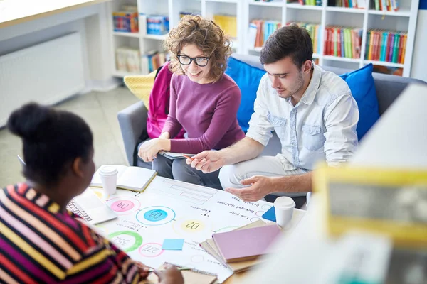 Étudiants Internationaux Masculins Féminins Collaborant Tout Faisant Projet Cours Bibliothèque — Photo