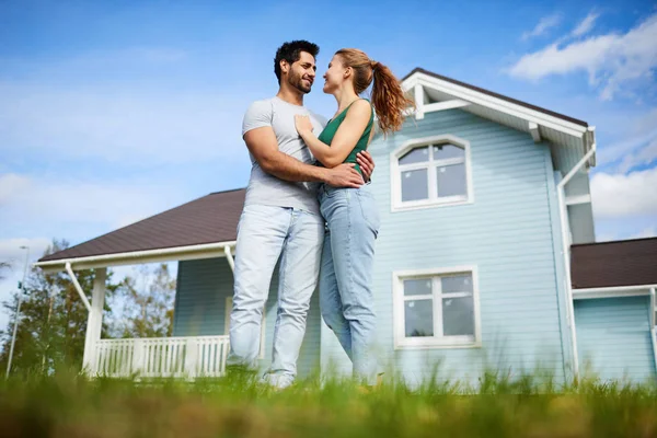若い好色のカップルは 新しい家で夏の日を過ごしながら お互いを見つめている — ストック写真