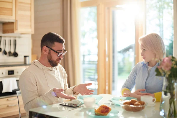 Junge Verheiratete Kaukasische Paare Unterhalten Sich Ernsthaft Während Sie Küchentisch — Stockfoto