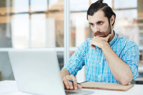 Seriöser Geschäftsmann Schaut Direkt Auf Laptop Display Wh8Ile Sitzt Arbeitsplatz — Stockfoto