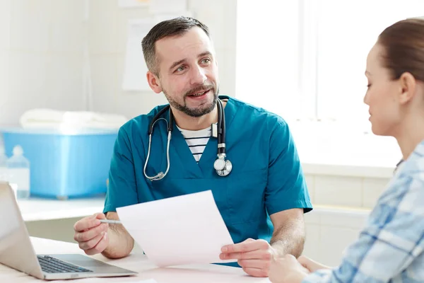 Jovem Médico Com Papel Explicando Algo Paciente Dando Conselhos — Fotografia de Stock