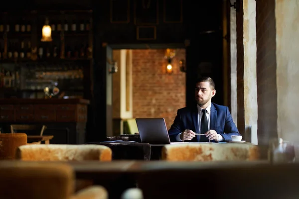 Ernst Selbstbewusste Gutaussehende Geschäftsmann Formalen Anzug Sitzt Tisch Und Hält — Stockfoto