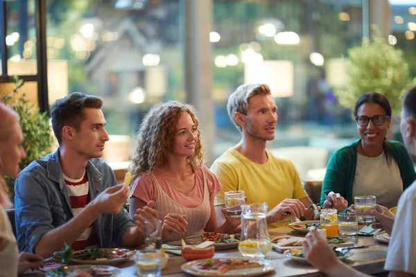 Alegre Jóvenes Amigos Disfrutando Las Comidas Restaurante Discutiendo Cosas Curiosas — Foto de Stock