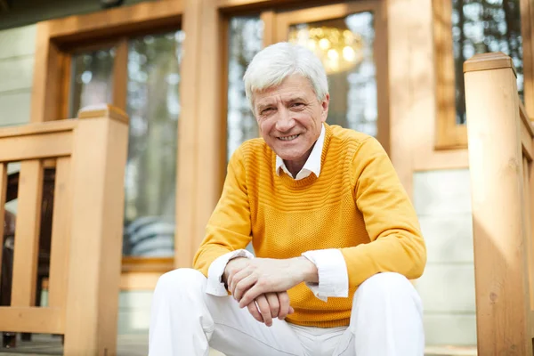 Glücklicher Reifer Mann Freizeitkleidung Der Auf Der Holzterrasse Seines Landhauses — Stockfoto