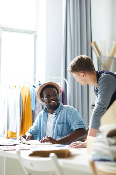 Dois Jovens Designers Sorridentes Discutindo Seu Trabalho Juntos Estúdio Moda — Fotografia de Stock