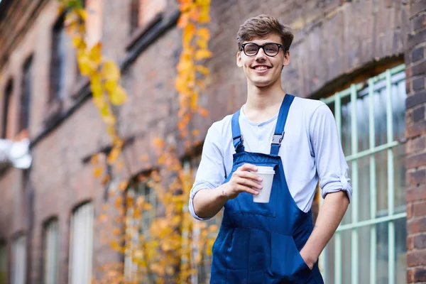 Sorridente Fiducioso Bel Lavoratore Fabbrica Blu Generale Occhiali Che Tengono — Foto Stock