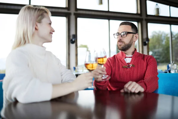 Junges Liebes Kaukasisches Paar Das Gläser Wein Trinkt Und Glücklich — Stockfoto