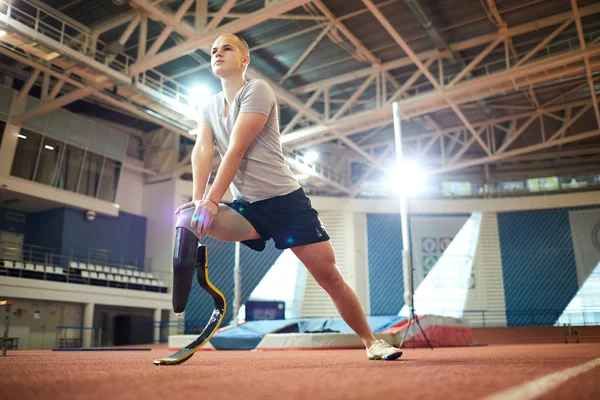 Genç Adam Stadı Rekabet Önce Egzersiz Yaparken Diz Özürlü Bacak — Stok fotoğraf