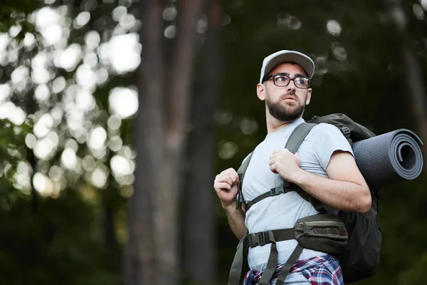 Ung Man Glasögon Ryggsäck Reser Genom Skogen — Stockfoto
