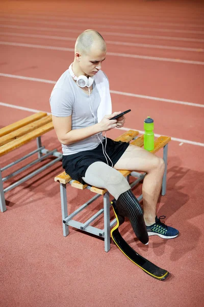 Jonge Paralympische Spelen Concurrent Met Smartphone Hoofdtelefoons Kiezen Voor Iets — Stockfoto
