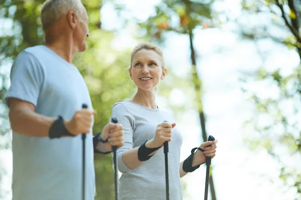 Feliz Esposa Anciana Mirando Marido Mientras Habla Con Durante Trekking — Foto de Stock