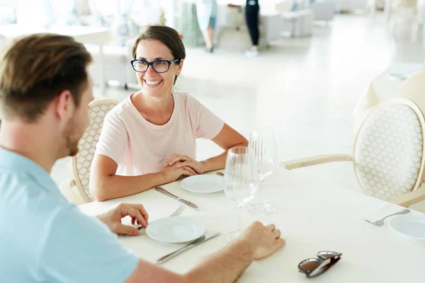 Retrato Casal Adulto Desfrutando Jantar Romântico Restaurante Sentado Mesa Esperando — Fotografia de Stock