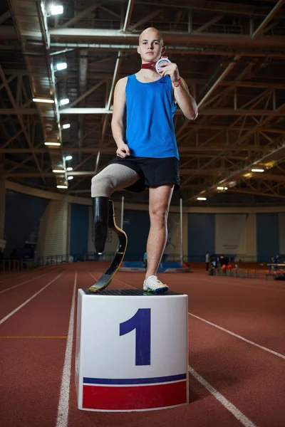 Jeune Champion Paralympique Avec Médaille Debout Sur Tribune Devant Caméra — Photo