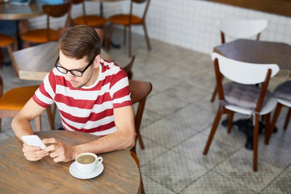 Giovane Uomo Affari Casulawear Seduto Tavolo Caffè Messaggistica Smartphone Tazza — Foto Stock