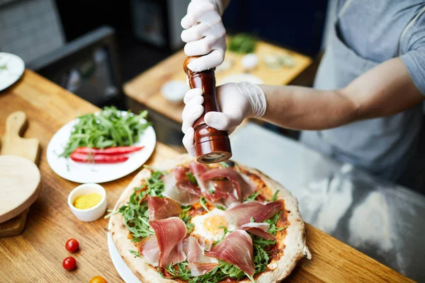 Pizza Man Ajoutant Des Épices Sur Des Tranches Bacon Cru — Photo