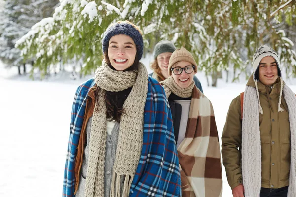 Retrato Jóvenes Felices Complejo Invernal Posando Bosque Nevado Sonriendo Alegremente —  Fotos de Stock