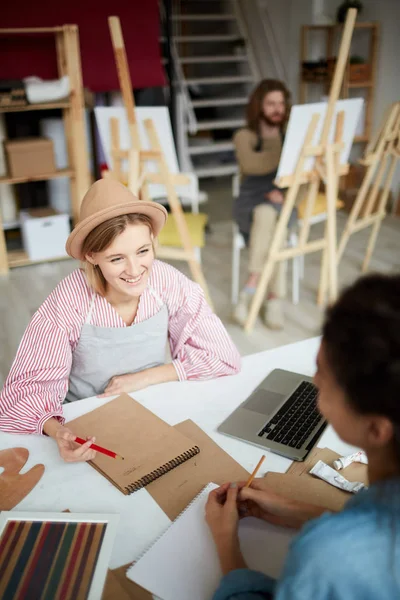 Duas Jovens Mulheres Com Blocos Notas Sentadas Mesa Frente Uma — Fotografia de Stock