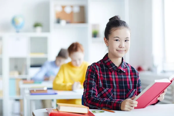 Kleine Schoolmeisje Met Open Boek Plaatsings Bureau Klas Tijdens Les — Stockfoto