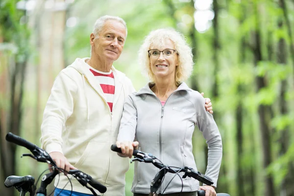 Pareja Mayor Cariñosa Deportiva Que Mira Mientras Relajas Parque Bosque — Foto de Stock