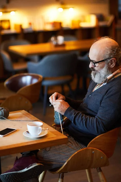 退休男子坐在桌旁舒适的咖啡馆和针织羊毛男装休闲 — 图库照片
