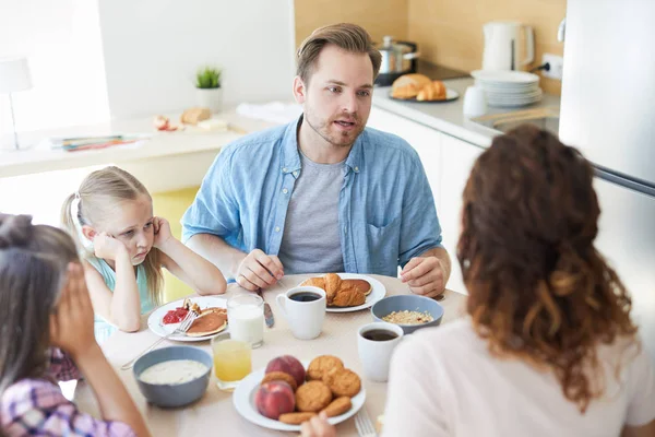 Gergin Koca Iki Küçük Kızıyla Kahvaltıda Karısıyla Konuşuyor — Stok fotoğraf