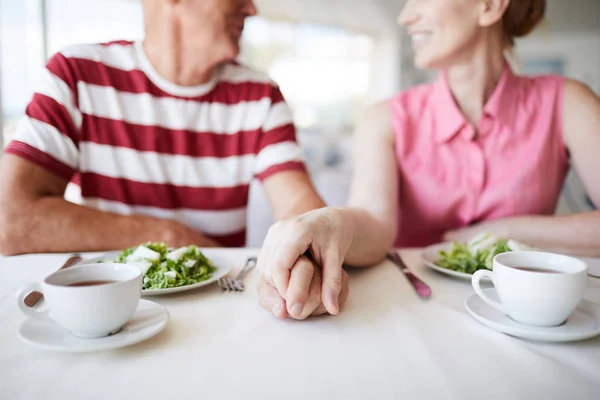 Manos Los Cónyuges Mayores Mesa Servida Durante Desayuno Entre Platos — Foto de Stock