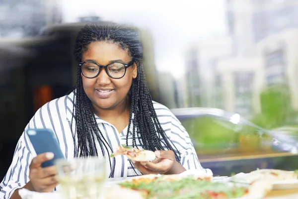 Jovem Contemporânea Com Smartphone Fatia Pizza Mensagens Texto Almoço Café — Fotografia de Stock