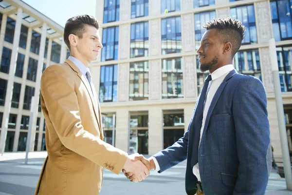 Sério Confiante Bonito Parceiros Negócios Formalwear Apertando Mãos Olhando Uns — Fotografia de Stock