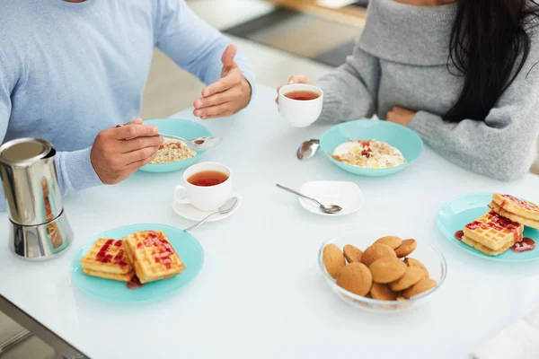 Välsmakande Frukost Med Älskare Närbild Oigenkännlig Par Sittande Vid Matbordet — Stockfoto