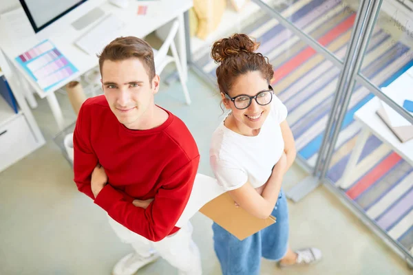 Grupo Jóvenes Diseñadores Creativos Expertos Que Miran Dentro Estudio Moderno —  Fotos de Stock