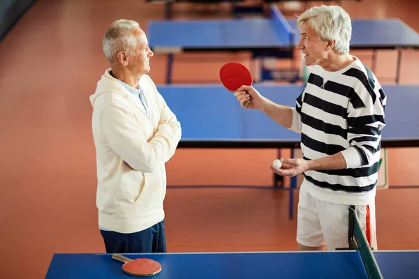 Irriterade Ping Pong Tränare Tittar Mogen Spelare Samtidigt Förklara Regler — Stockfoto