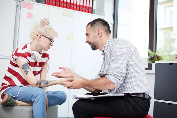 Trauriges Teenager Mädchen Das Vor Einem Berater Sitzt Und Ihr — Stockfoto