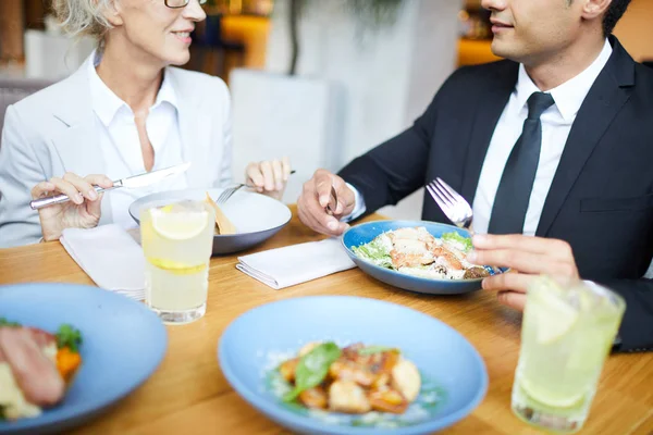 Socios Negocios Positivos Ropa Formal Sentados Mesa Madera Comiendo Deliciosos — Foto de Stock