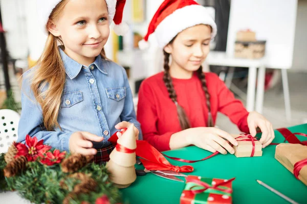 Linda Niña Atando Cinta Roja Seda Árbol Abeto Madera Con — Foto de Stock