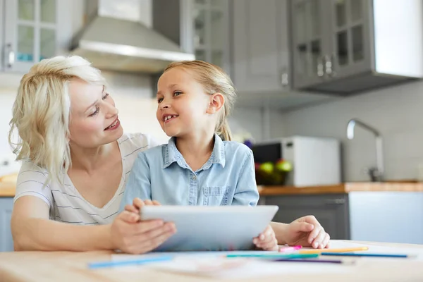 Entzückendes Mädchen Und Ihre Mutter Diskutieren Online Video Während Sie — Stockfoto