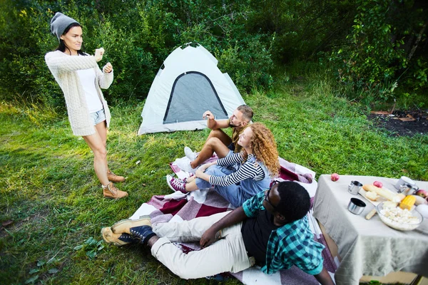 Группа Молодых Отдыхающих Играет Досуг Зеленой Поляне Недалеко Своей Палатки — стоковое фото