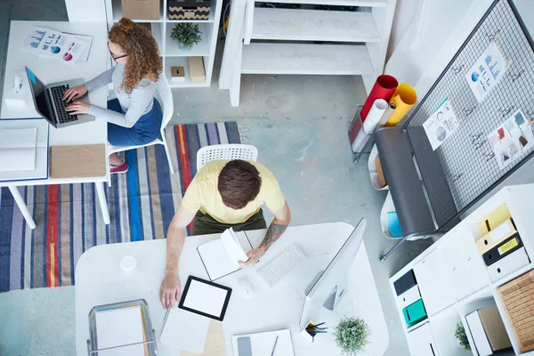 Overzicht Van Twee Drukke Specialisten Die Bij Hun Bureaus Kantoor — Stockfoto