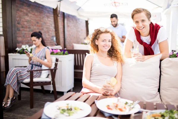 Pareja Joven Con Bebidas Relajarse Acogedora Cafetería Por Mesa Servida — Foto de Stock