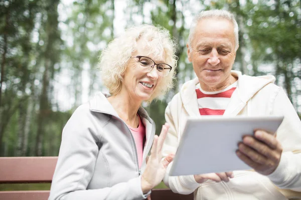 Feliz Los Ancianos Modernos Ropa Deportiva Sentado Parque Hablando Través — Foto de Stock