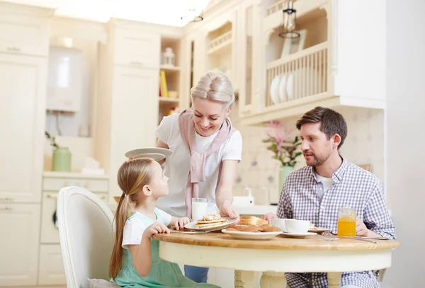 Fröhliche Vorsichtige Junge Mutter Mit Blonden Haaren Die Ihrer Tochter — Stockfoto