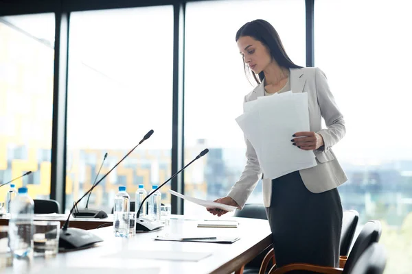 Retrato Mulher Negócios Elegante Colocando Papéis Mesa Reunião Enquanto Prepara — Fotografia de Stock