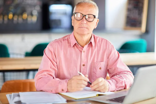 Nachdenklicher Senior Geschäftsmann Mit Brille Und Rosa Hemd Sitzt Café — Stockfoto